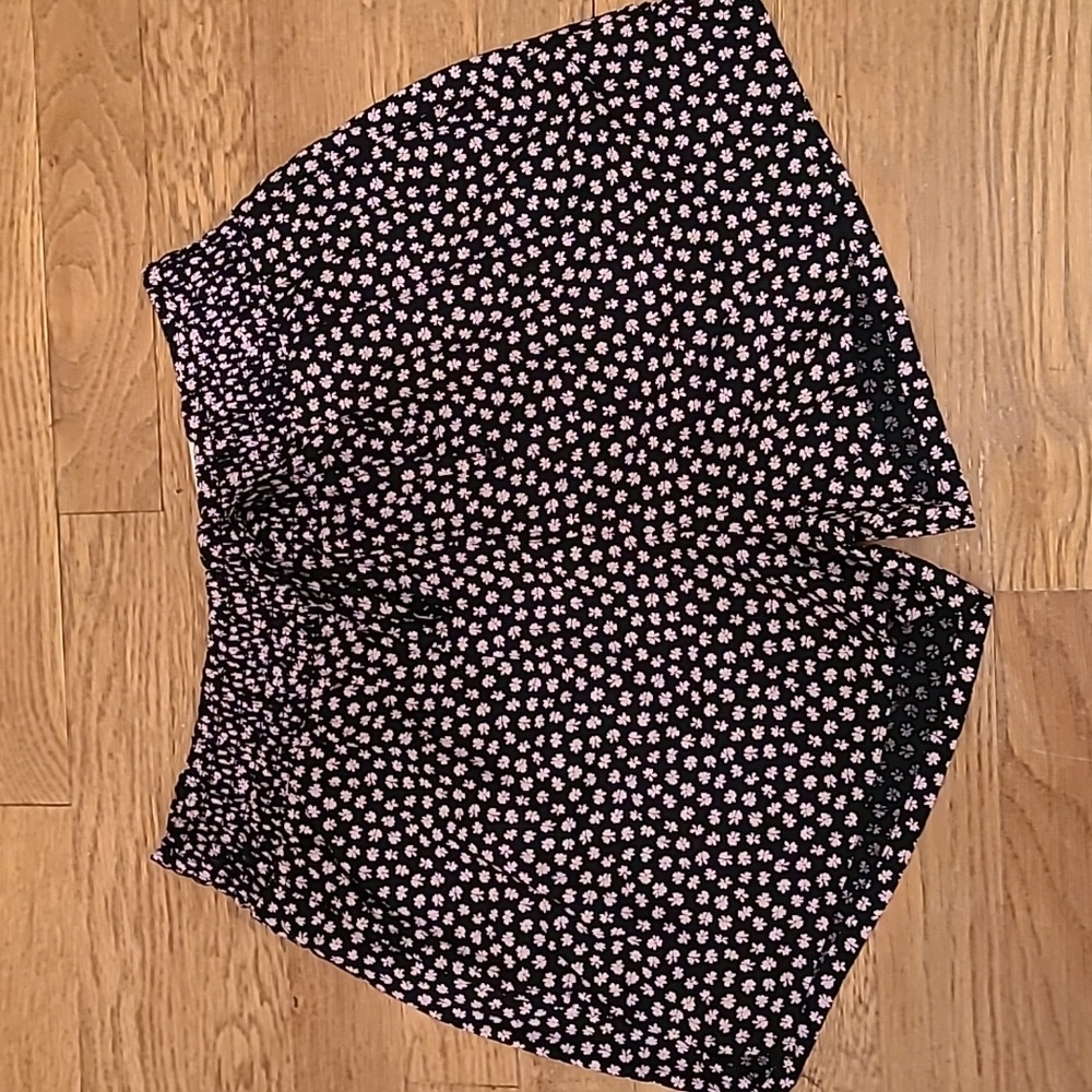 SO BRAND WOMENS JUNIOR SIZE BLACK FLORAL SOFT SUMMER SHORTS SIZE MEDIUM